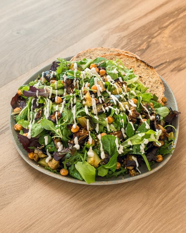 Piatto bilanciato con quinoa, verdure e uovo